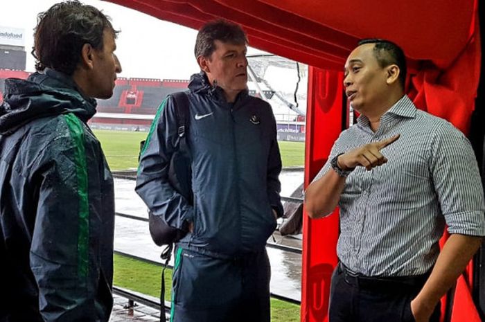 Anggota Komisi X DPR RI, Putu Supadma Rudana, menyempatkan diri hadir untuk melihat sesi latihan tim nasional Indonesia U-23, di Stadion Kapten I Wayan Dipta, Gianyar, Bali.