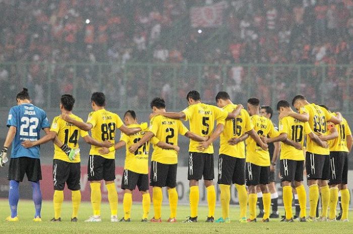 Para pemain Semen Padang mengheningkan cipta sebelum dijamu Persija pada laga pekan ke-31 Liga 1 musim 2017 di Stadion Patriot Candrabhaga, Kota Bekasi, Minggu (22/2017) malam. 