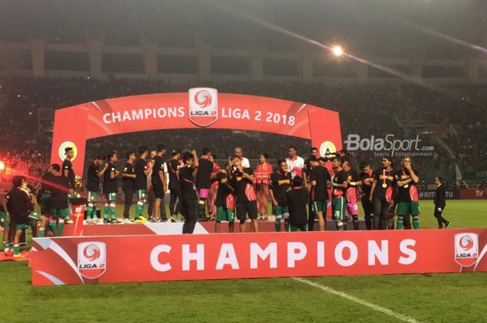 Selebrasi PSS Sleman saat meraih gelar juara Liga 2 2018 usai mengalahkan Semen Padang dengan skor 2-0 di partai final di Stadion Pakansari, Cibinong, Selasa (4/12/2018).   