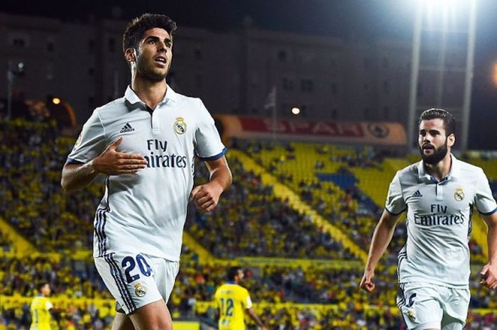 Gelandang Real Madrid, Marco Asensio (kiri), melakukan selebrasi usai mencetak gol ke gawang Las Palmas dalam laga lanjutan La Liga 2016-2017 pada 24 September 2016.