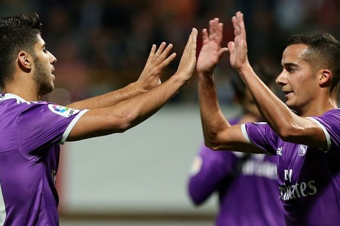 Dua pemain Real Madrid, Marco Asensio (kiri) dan Lucas Vazquez, merayakan gol ke gawang Cultural Leonesa dalam laga Copa del Rey di Stadion Reino de Leon, Leon, 26 Oktober 2016.