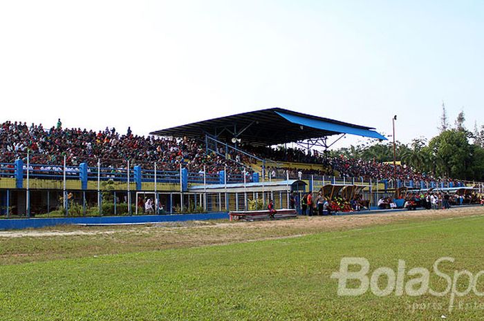 Tribun Barat Stadion Baharoeddin Siregar dipenuhi fans dan suporter PSMS Medan saat  duel uji coba antara PSMS Medan versus Semen Padang, Selasa (27/2/2018).