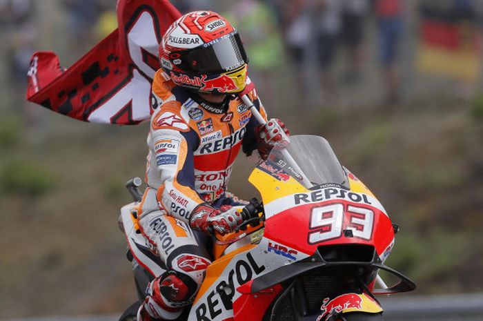 Marc Marquez berselebrasi usai menjalani balapan MotoGP Rep Ceska di Automotodrom Brno, Rep Ceska, Minggu (5/8/2018).