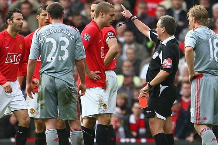 Nemanja Vidic menerima kartu merah dalam pertandingan kontra Liverpool, 14 Maret 2009.