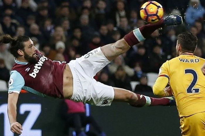 Striker West Ham United, Andy Carroll, melakukan tendangan salto saat laga Premier League kontra Crystal Palace, di Stadion London, 14 Januari 2017. 