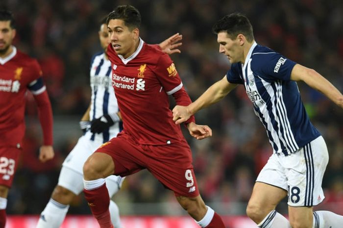 Penyerang Liverpool, Roberto Firmino, berusaha melewati hadangan pemain West Bromwich Albion pada laga babak keempat Piala FA di Stadion Anfield, Sabtu (27/1/2018) waktu setempat.