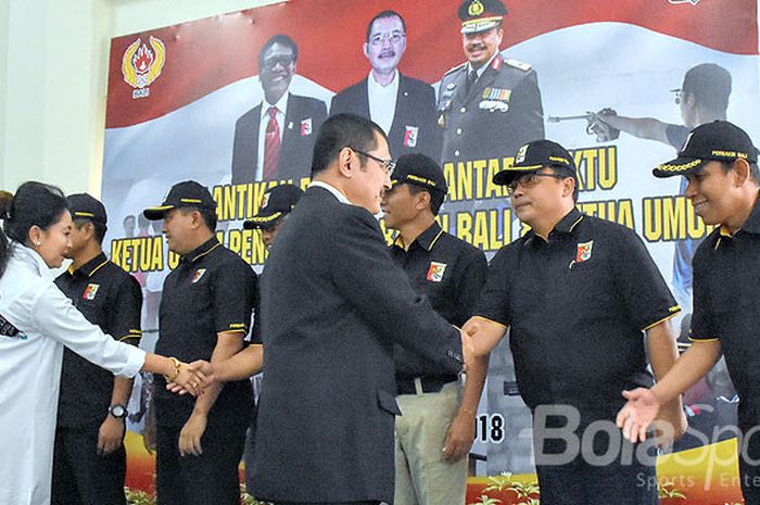 Ketum PP Perbakin, Bambang Trihadmojo menyalami satu persatu jajaran kepengurusan Perbakin Bali periode 2018-2023 pada acara pelantikan Perbakin Bali di aula rapat KONI Bali, GOR Lila Buana, Denpasar.