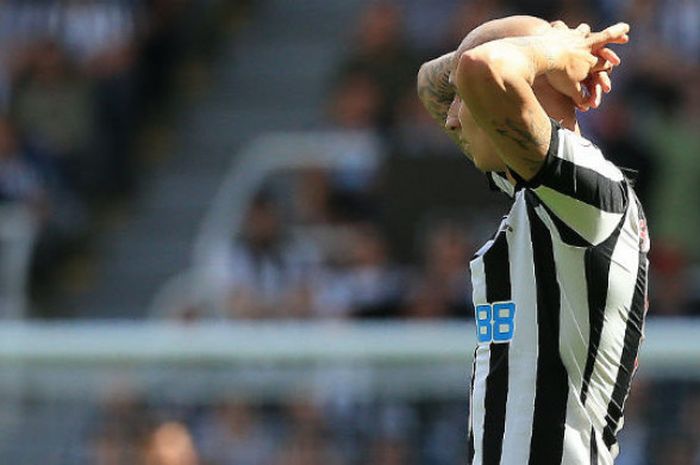 Reaksi pemain Newcastle United, Jonjo Shelvey, setelah mendapat kartu merah di laga melawan Tottenham Hotspur di Stadion Saint James' Park, Newcastle, Minggu (13/8/2017) malam WIB.