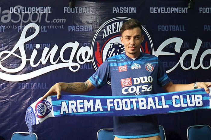 Gelandang anyar Arema FC asal Brasil, Rodrigo OST Dos Santos, saat diperkenalkan di kantor Arema FC Jalan Kertanegara no. 7 Kota Malang, Rabu (13/12/2017).