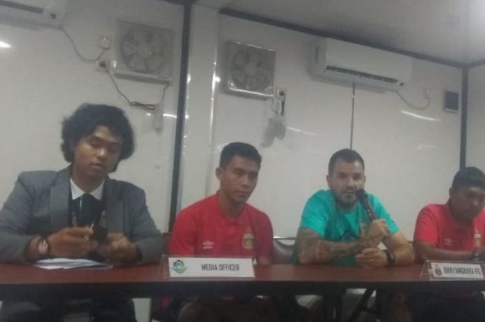 Pemain dan pelatih Bhayangkara FC, Alsan Sanda serta Simon Mcmenemy dalam jumpa pers di ruang media Stadion PTIK, Jakarta, Kamis (2/8/2018).