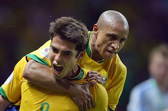  Gelandang Brasil, Kaka (kiri), merayakan golnya bersama Roberto Carlos dalam laga Grup F Piala Dunia 2006 kontra Kroasia di Stadion Berlin, Jerman, pada 13 Juni 2006.  