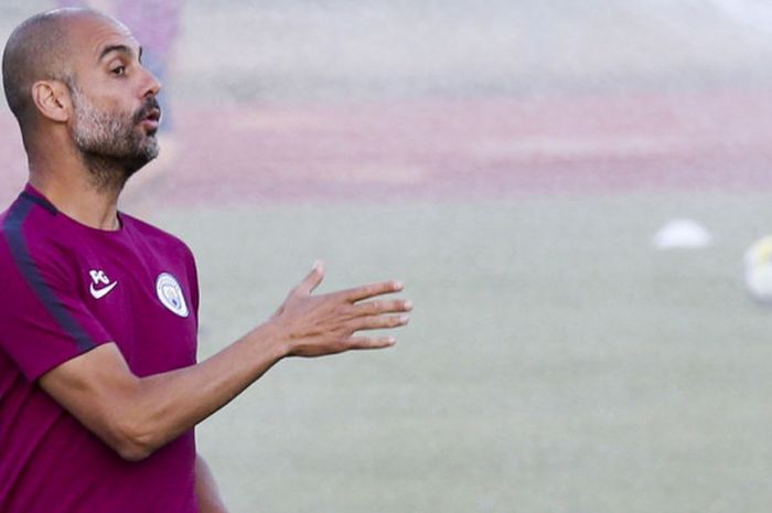 Manajer Manchester City, Josep Guardiola, berbicara kepada para pemainnya dalam sesi latihan tim di StubHub Center, Carson, Amerika Serikat, pada 25 Juli 2017.