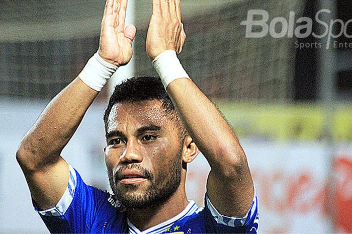 Bek kiri Persib Bandung asal Ternate, Ardi Idrus menyapa Bobotoh seusai mengalahkan PSM Makassar dalam laga lanjutan Liga 1 2018 di Stadion Gelora Bandung Lautan Api, Bandung, (23/5/2018).