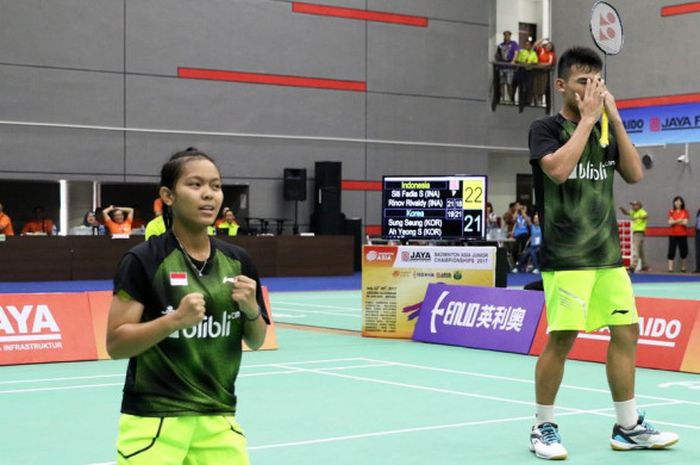 Pasangan ganda campuran Indonesia, Rinov Rivaldy/Siti Fadia Silva Ramadhanti, melakukan selebrais seusai memenangi pertandingan melawan wakil Korea Selatan, Sung Seung-na/Ah Yeong-seong, pada partai kesatu babak final Kejuaraan Asia Junior di Jaya Raya Sports Hall Training Center, Jakarta, Selasa (25/7/2017). Rinov/Fadia menang dengan skor 21-19, 18-21, 23-21.