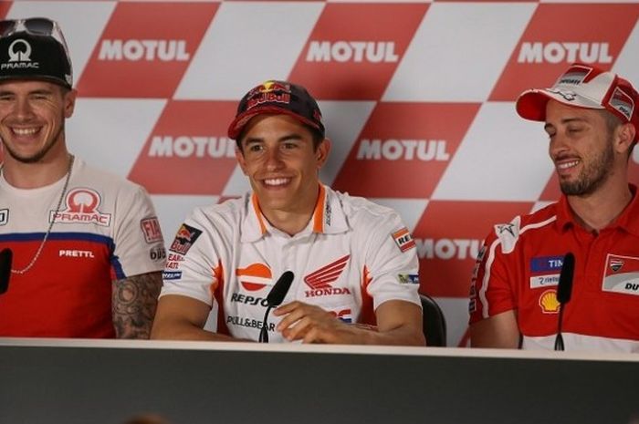 Pebalap Repsol Honda, Marc Marquez (tengah) didampingi Scott Redding (Octo Pramac) dan Andrea Dovizioso (Ducati Team), bereaksi pada konferensi pers jelang GP Argentina di Autodromo Termas de Rio Hondo, Kamis (6/4/2017).