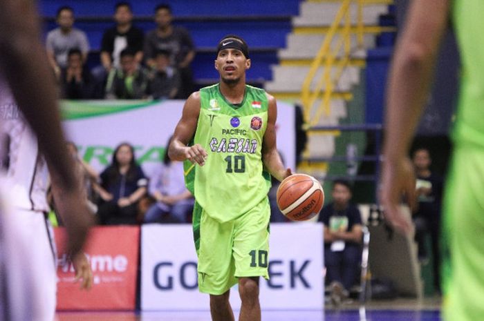 Pemain asing Pacific Caesar Surabaya, David Seagers, mendribel bola saat menjalani laga melawan Satya Wacana Salatiga pada seri kedua IBL 2017-2018 di GOR C-Tra Arena, Minggu (17/12/2017).