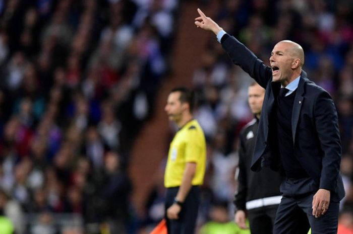 Ekspresi pelatih Real Madrid, Zinedine Zidane, dalam laga leg kedua semifinal Liga Champions kontra Bayern Muenchen di Stadion Santiago Bernabeu, Madrid, Spanyol pada 1 Mei 2018.