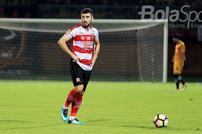 Gelandang Madura United, Nuriddin Davronov, saat tampil melawan PSIS Semarang dalam laga pekan ke-16 Liga 1 2018 di Stadion Ratu Pamellingan Pamekasan, Jawa Timur, Minggu (11/03/2018) malam.