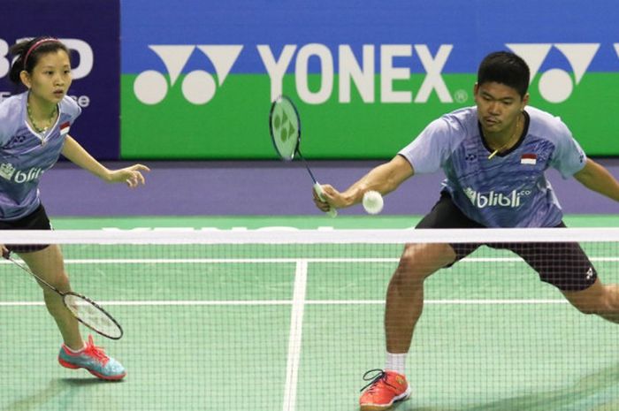 Pasangan ganda campuran Indonesia, Praveen Jordan (belakang)/Debby Susanto, saat menjalani laga melawan Niclas Nohr/Sara Thygesen (Denmark) pada babak kesatu turnamen Prancis Terbuka di Stade Pierre de Coubertin, Paris, Rabu (25/10/2017).