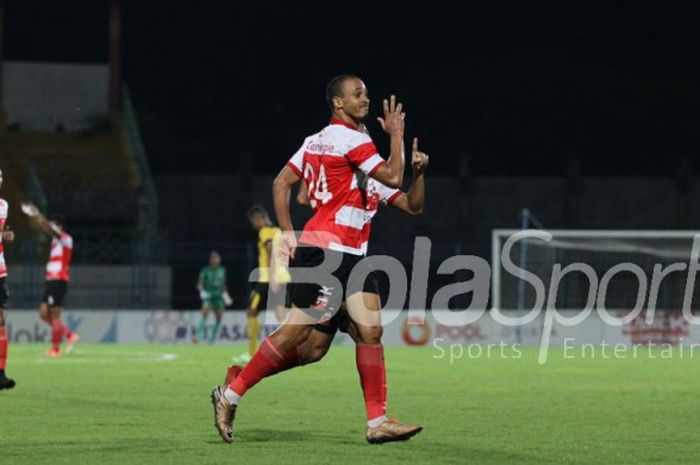 Pemain Madura United, Peter Odemwingie, merayakan gol ke gawang Barito Putera pada laga Liga 1 di Stadion Gelora Bangkalan, Bangkalan, Minggu (5/11/2017).