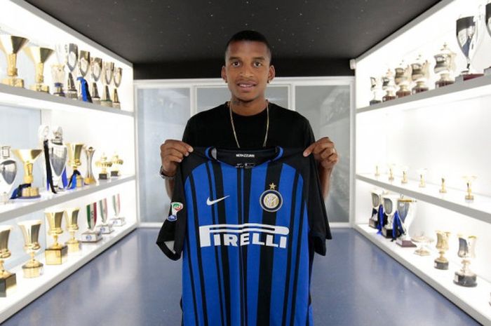 Dalbert diperkenalkan sebagai pemain baru Inter Milan, Rabu (9/8/017).