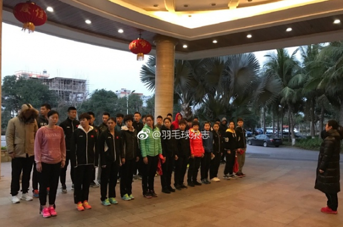 Timnas bulu tangkis China sedang melakukan latihan fisik pada Senin (5/2/2018) di Lingshui County town of Coconut Grove.