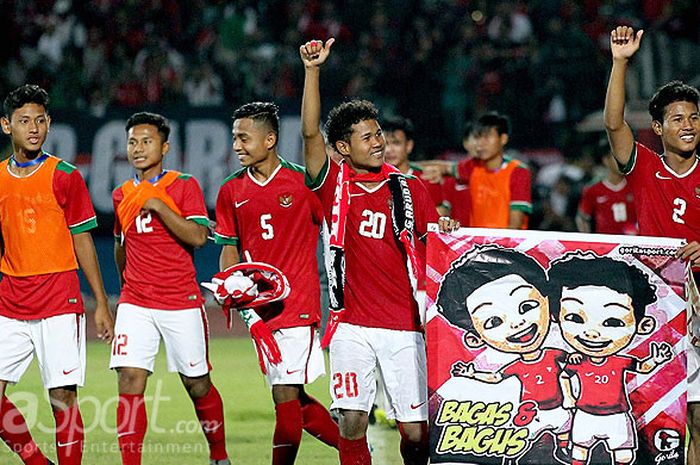 Duo kembar timnas U-16 Indonesia, Amiruddin Bagus Kahfi dan Amiruddin Bagas Kaffa, menyapa pendukung pada laga semifinal Piala AFF U 16 2018 antara timnas U-16 Indonesia melawan Malaysia di Stadion Gelora Delta Sidoarjo, Jawa Timur, Kamis (9/8/2018) malam.           