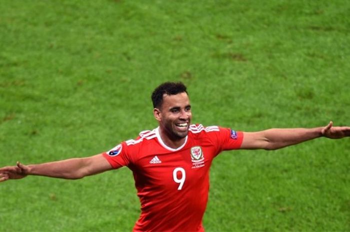 Striker Wales, Hal Robson-Kanu, melakukan selebrasi setelah mencetak gol ke gawang Belgia pada pertandingan perempat final Piala Eropa 2016 di Stadion Pierre-Mauroy, Villeneuve-d'Ascq, Lille, Jumat 91/7/2016). Wales menang 3-1.