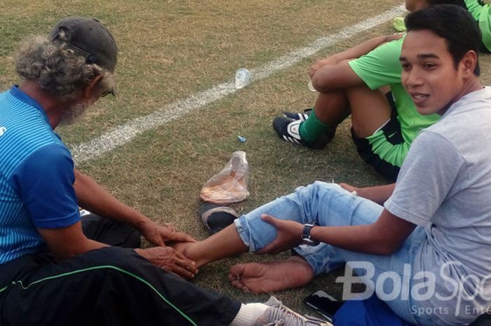 Misbakhus Solikin (Persebaya) sedang mendapat perawatan dari tim fisioterapi di lapangan Mapolda Jatim, Jumat (20/10/2017).