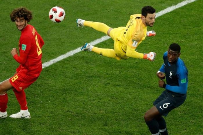 Kiper timnas Prancis, Hugo Lloris (tengah), menghalau bola di antara Marouane Fellaini (kiri) dan Paul Pogba dalam partai semifinal Piala Dunia 2018 antara Prancis vs Belgia di Saint Petersburg Stadium, 10 Juli 2018.