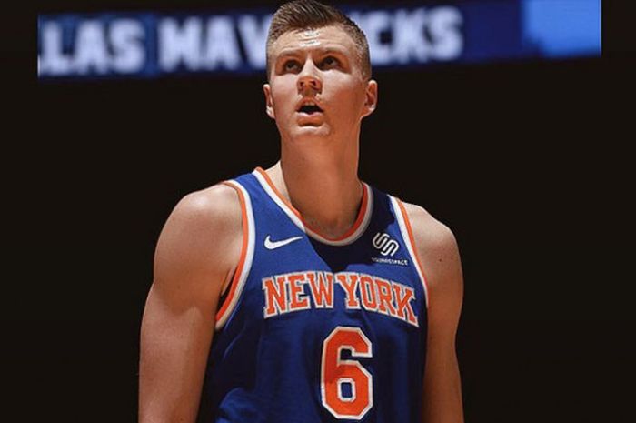 Pemain New York Knicks, Kristaps Porzingis, saat beraksi pada salah satu laga musim reguler NBA musim 2017/2018.