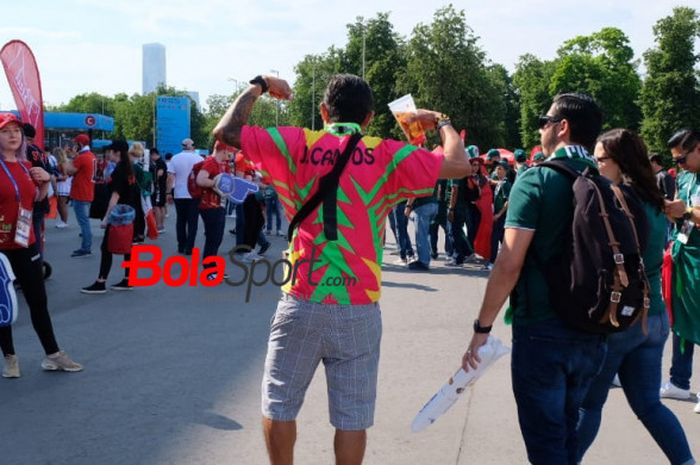 Fans Meksiko mengenakan jersey Jorge Campos, Kiper Legendaris Meksiko jelang pertandingan Jerman vs Meksiko, Minggu (17/6/2018)