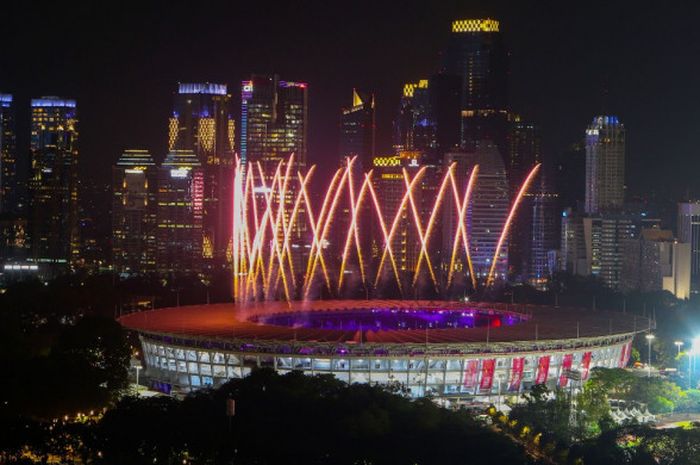 Kembang api pertama di upacara pembukaan Asian Para Games 2018 di Stadion Gelora Bung Karno, Jakarta, Sabtu (6/10/2018).