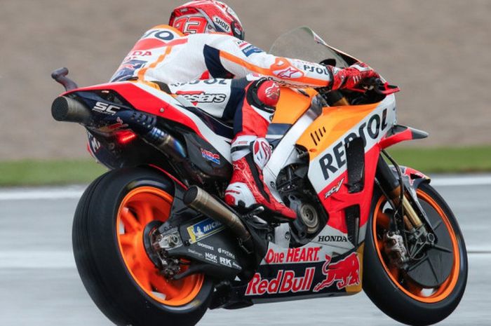 Pebalap Repsol Honda, Marc Marquez, saat mengikuti sesi latihan bebas kedua MotoGP Valencia 2018.