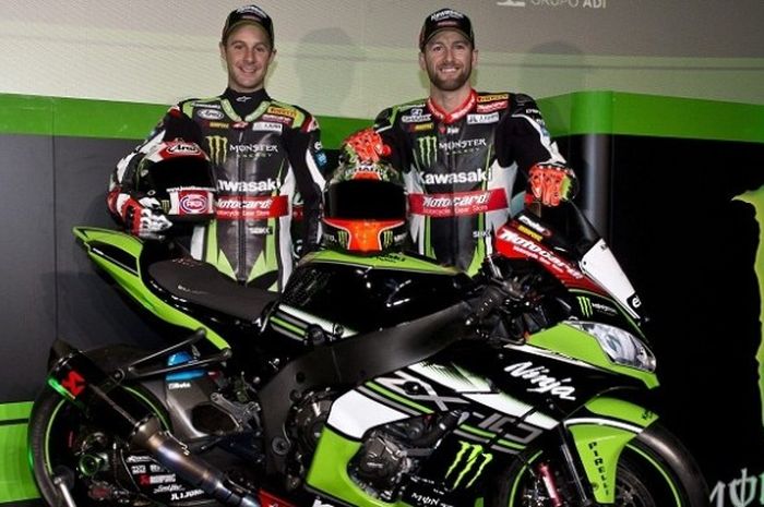 Pebalap Kawasaki Racing Team, Jonathan Rea (kiri) dan Tom Sykes, menghadiri acara peluncuran timnya untuk Kejuaraan Dunia Superbike 2017 di Barcelona, Spanyol, Kamis (9/2/2017).