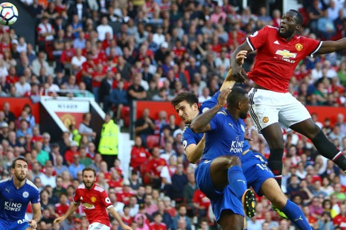 Striker Manchester United, Romelu Lukaku (kanan), menyundul bola dalam laga Liga Inggris kontra Leicester City di Stadion Old Trafford, Manchester, pada 26 Agustus 2017.