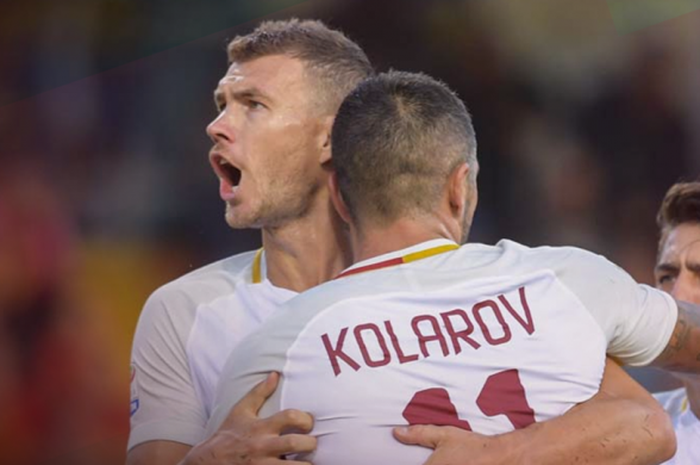 Striker AS Roma, Edin Dzeko (kiri), merayakan gol yang dia cetak ke gawang Benevento dalam laga Liga Italia di Stadion Ciro Vigorito, Rabu (20/9/2017).