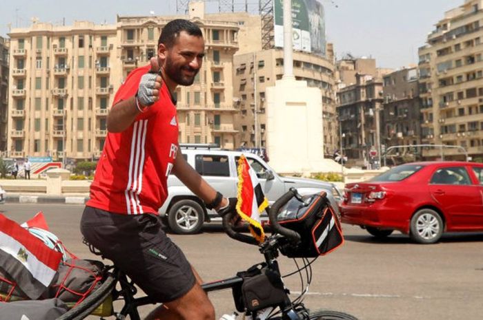 Mohamed 'Ibn Nufal, berangkat ke piala dunia Rusia dengan menggunakan sepeda dari Mesir, Sabtu,(7/4/2018)