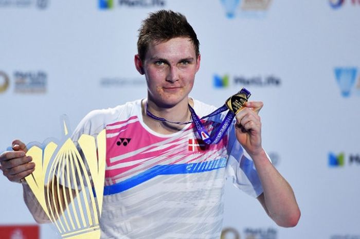 Pebulu tangkis tunggal putra Denmark, Viktor Axelsen, berpose dengan trofi yang didapat sebagai juara BWF Superseries Finals 2017 setelah mengalahkan Lee Chong Wei (Malaysia) pada final yang berlangsung di Hamdan Sports Complex, Dubai, Minggu (17/12/2017).