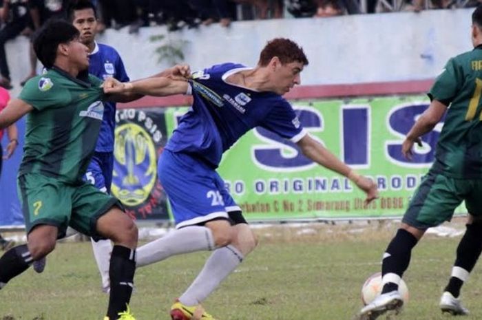 Gelandang asal Uruguay, Ronald Fagundez (tengah) ditarik pemain PSS Sleman pada laga Divisi Utama Liga Indonesia 2014. 