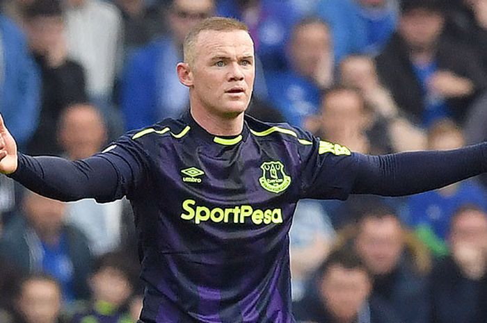 Gestur striker Everton, Wayne Rooney, saat meminta tendangan bebas kepada wasit dalam laga lanjutan Liga Inggris 2017-2018 melawan Brighton and Hove Albion di Stadion American Express Community, Brighton, Inggris, pada 15 Oktober 2017.