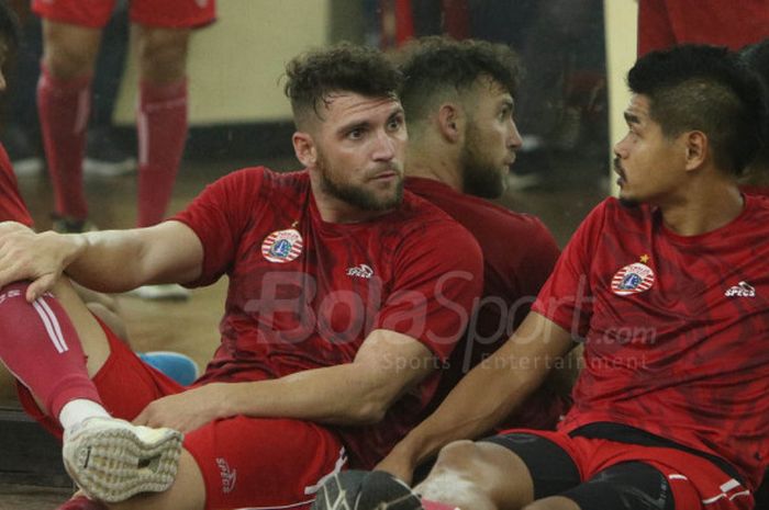 Penyerang Persija, Marko Simic (kiri), sedang berbincang dengan rekannya di lini depan Macan Kemayoran, Bambang Pamungkas, di sela-sela latihan tim di Executive Club Persada, Halim, Jakarta, Kamis (22/2/2018).