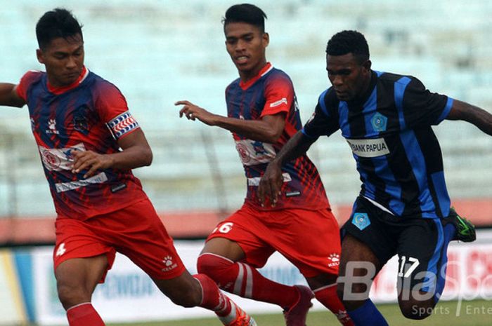 Pemain PSBS Biak, Jefri Kewoe (17), berusaha lepas dari pengawalan pemain Persigo Semeru FC pada partai Liga 2 grup C di Stadion Gelora Delta Sidoarjo, Selasa (26/9/2017).