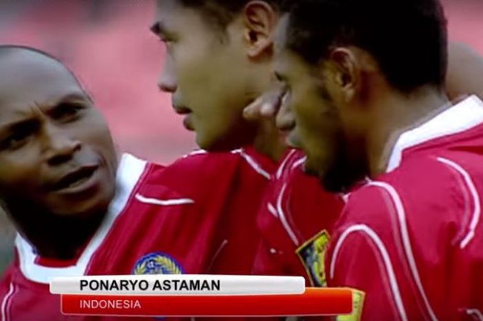 Alexander Pulalo ikut merayakan gol Ponaryo Astaman ke gawang Qatar dalam Piala Asia 2004