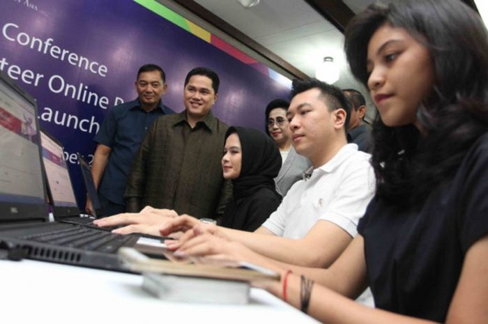 Ketua Inasgoc Erick Thohir (berdiri di belakang, kedua dari kiri) tengah memeriksa kesiapan website pada acara peluncuran situs resmi pendaftaran volunteer alias sukarelawan untuk Asian Games 2018 di Wisma Serbaguna Senayan, Jakarta, (18/9/2017).