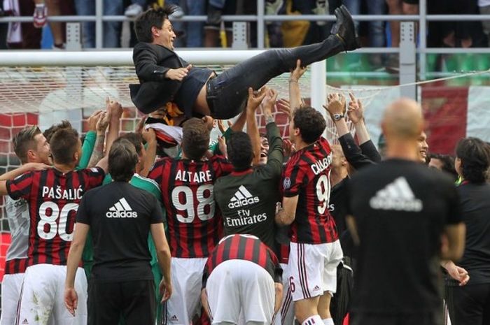 Pemain dan pelatih AC Milan melakukan selebrasi setelah memastikan lolos ke pentas Liga Europa seusai menang 3-0 atas Bologna di laga pekan ke-37 Liga Italia, Minggu (21/5/2017) waktu setempat.