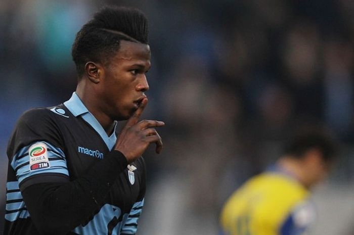 Pemain Lazio, Diao Keita Balde setelah mencetak gol ke gawang Chievo Verona di Stadio Olimpico, 24 Januari 2016. 