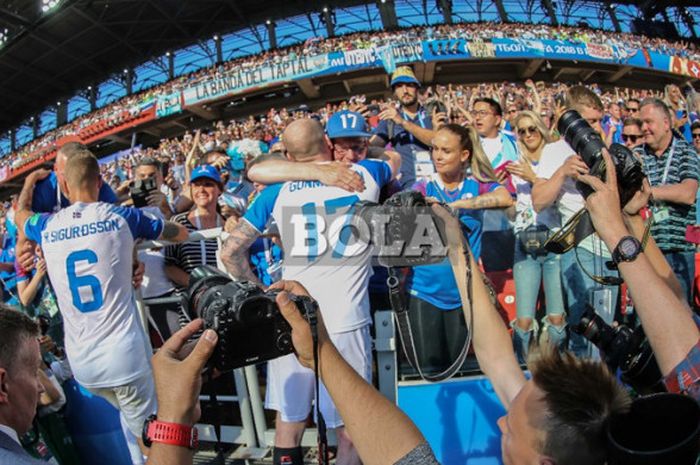 Pemain Islandia mendapat sambutan hangat dari para pendukung usai menghadapi Argentina (1-1) di Grup C di Spartak Stadium, Moskow, Rusia, 16 Juni 2018.