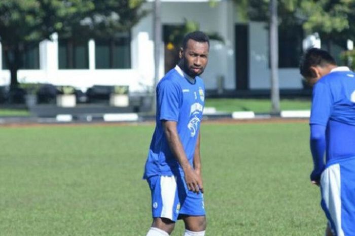 Patrich Wanggai saat mengikuti latihan bersama Persib Bandung