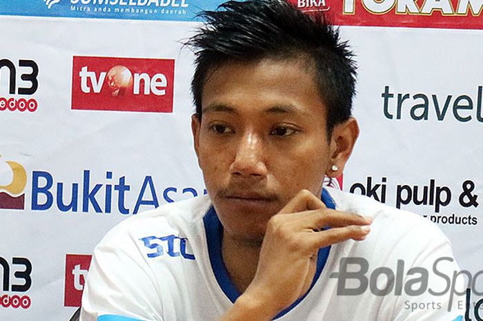 Bek Arema FC, Syaiful Indra, berbicara kepada media dalam sesi konferensi pers di Stadion Bumi Sriwijaya pada (19/10/2017).